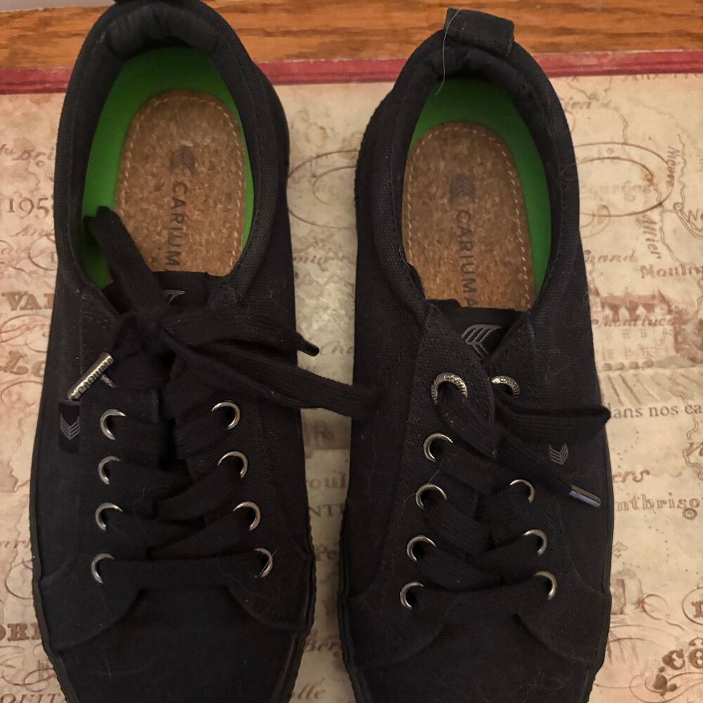 Cariuma OCA Low All Black Canvas Sneakers (Women's 7 / Men's 5.5) ✨ Like New!